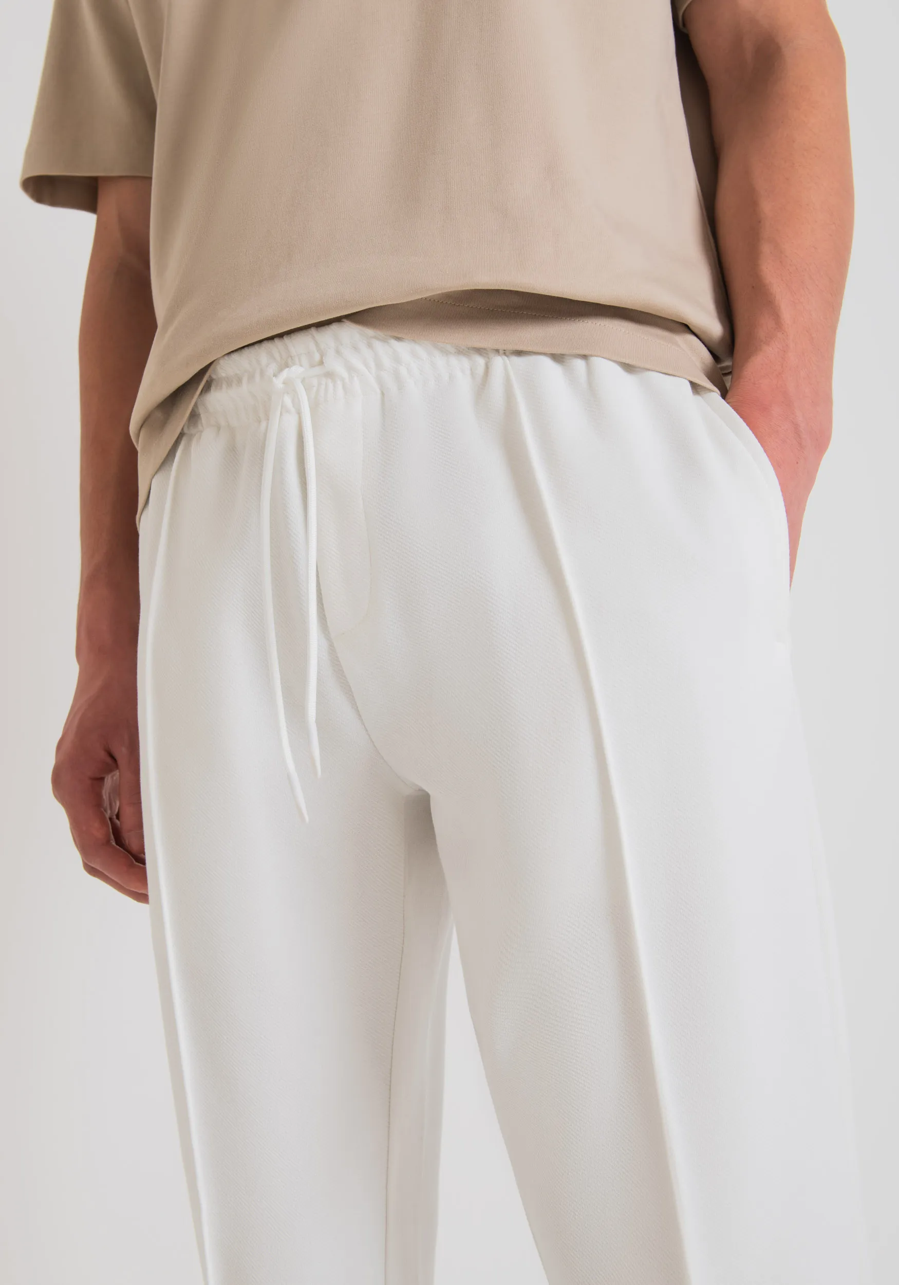 PANTALONI CARROT FIT IN TWILL DI COTONE MISTO ELASTICO CON PLACCHETTA LOGATA